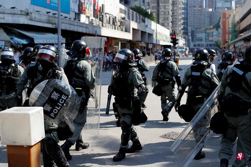 香港防暴警察在屯门的街道上戒备(路透社)
