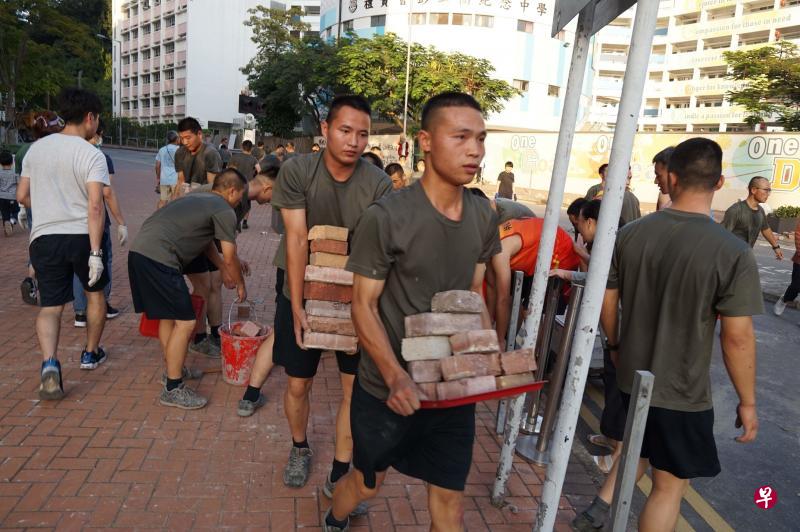 穿着便装的驻港部队官兵昨天下午走出九龙塘九龙东军营,和市民一起
