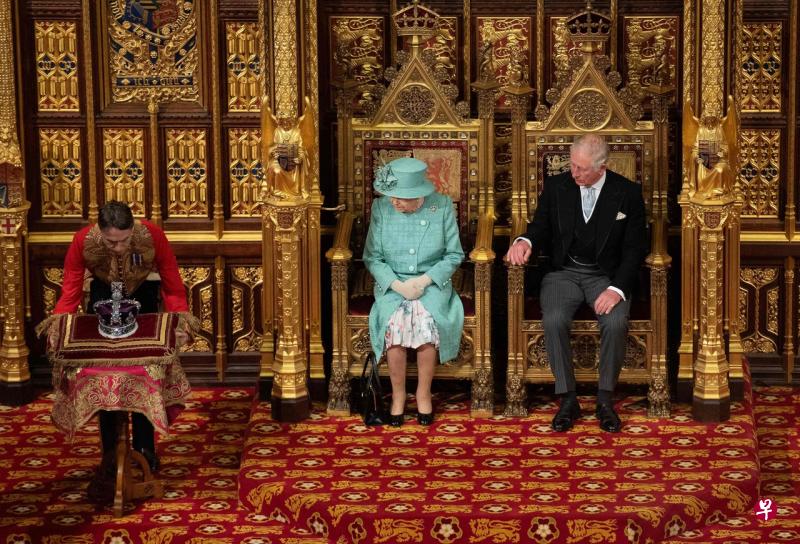 英国女王坐姿图片