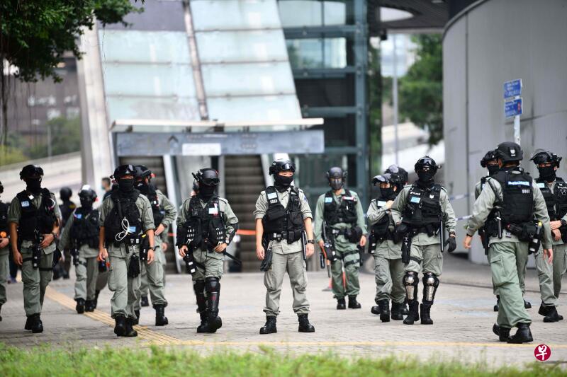 防暴警察今早在香港立法會外戒備.(法新社)