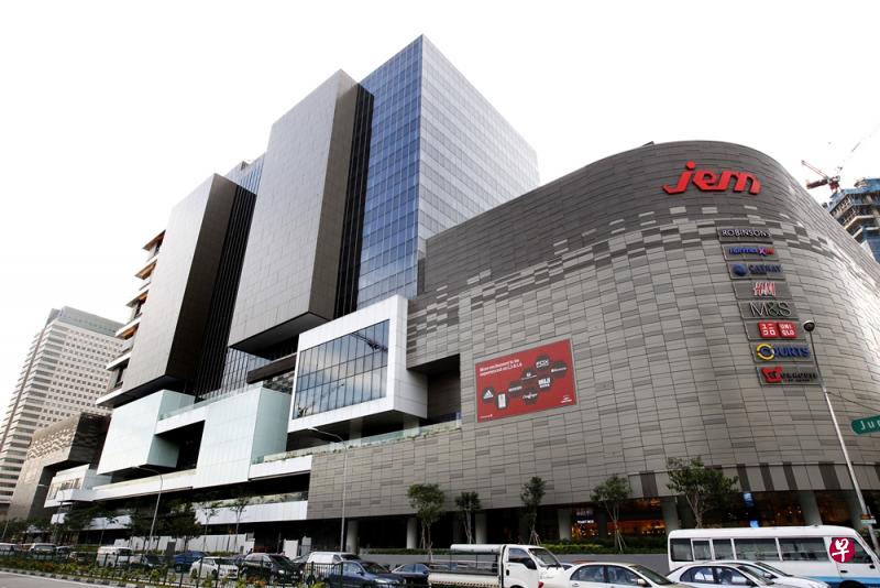 裕廊东jem购物中心的罗敏申百货公司,是其中一个有冠病病患到访过的