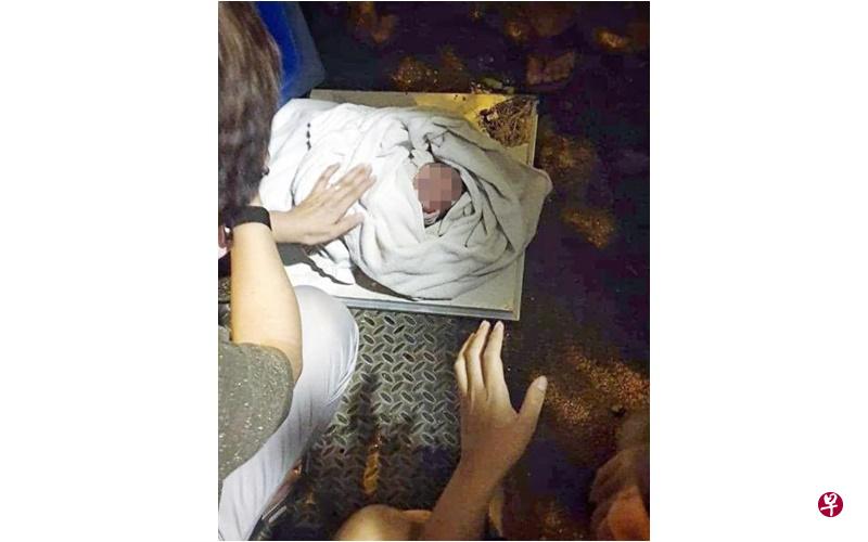 居民发现后,赶紧为婴儿换新毛巾.(受访者提供)