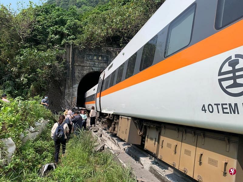 太鲁阁号列车今早开往台东时,在隧道内脱轨(法新社)