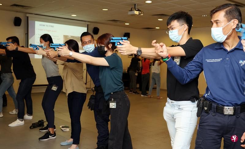 本地媒体受邀到内政群英学院亲身体验警员的训练过程。（王彦燕摄） 